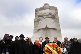 Con trai cả của nhà hoạt động Luther King, Martin Luther King III (thứ 2, phải, phía trước), tại lễ tưởng niệm ở Washington DC., Mỹ ngày 15/1. (Nguồn: THX/TTXVN)