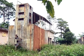 Công trình cấp nước sinh hoạt cho 500 hộ dân tại xã Đăk Ui, huyện Đăk Hà, vốn đầu tư 7 tỷ đồng, bỏ hoang nhiều năm nay. (Ảnh: Cao Nguyên/TTXVN)