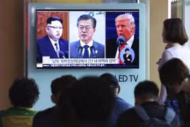 Người dân Hàn Quốc xem tin tức phát sóng trên truyền hình tại Seoul. (Nguồn: AP)