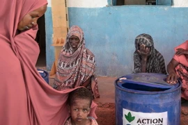 Người dân chờ nhận lương thực cứu trợ tại Kebri Dahar,đông nam Ethiopia ngày 27/1. (Nguồn: AFP/TTXVN)