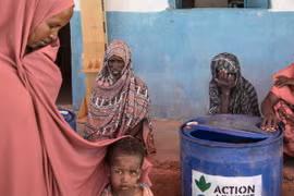 Người dân chờ nhận lương thực cứu trợ tại Kebri Dahar,đông nam Ethiopia ngày 27/1. (Nguồn: AFP/TTXVN)