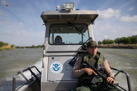 Binh sỹ tuần tra tại khu vực sông Rio Grande, gần Mc Allen, Texas, biên giới Mỹ - Mexico ngày 26/3. (Nguồn: AFP/TTXVN)