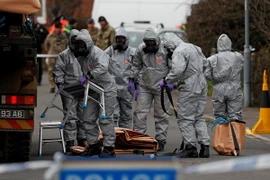 Lực lượng an ninh Anh thu thập mẫu vật bên chiếc xe của cựu điệp viên Nga Sergei Skripal tại Gillingham, London ngày 14/3. (Nguồn: AFP/ TTXVN)