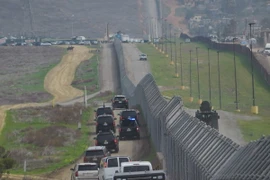 Đoàn xe tháp tùng Tổng thống Mỹ Donald Trump thị sát khu vực xây dựng hàng rào biên giới với Mexico tại San Diego, bang California ngày 13/3. (Nguồn: AFP/ TTXVN)