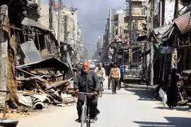 Người dân trên đường phố Damascus, Syria ngày 15/4. (Nguồn: THX/TTXVN)