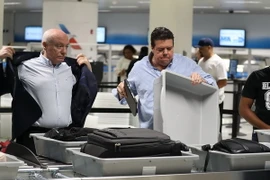 Kiểm tra an ninh tại sân bay quốc tế Miami ở Miami, bang Florida, Mỹ ngày 24/10. (Nguồn: AFP/TTXVN)