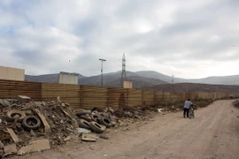 Một đoạn bức tường dọc biên giới Mexico và Mỹ tại Tijuana, Mexico, ngày 22/10/2017. (Nguồn: AFP/TTXVN)