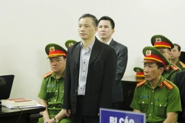 Bị cáo Nguyễn Văn Đài (đứng, trái) tại phiên tòa. (Ảnh: Lâm Khánh/TTXVN)