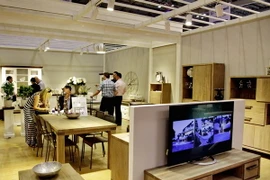 Khách tham quan và tìm hiểu các mặt hàng mới nhất từ nguyên liệu đến thành phẩm của các nhà cung cấp tham gia trưng bày giới thiệu tại Hội chợ. (Ảnh: Thế Anh/TTXVN)