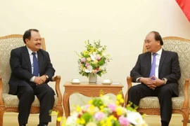 Thủ tướng Nguyễn Xuân Phúc tiếp Bộ trưởng Bộ Năng lượng và Mỏ Lào Khammany Inthirath đang thăm và làm việc tại Việt Nam. (Ảnh: An Đăng/TTXVN)