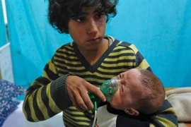 Trẻ em Syria phải sử dụng thiết bị cấp ôxy để thở sau một vụ tấn công bị nghi sử dụng khí độc tại Douma, Đông Ghouta ngày 22/1. (Nguồn: AFP/TTXVN)