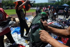 Cơ quan sở hữu trí tuệ phối hợp với cảnh sát Philippines đã tiến hành tiêu hủy một lượng lớn hàng giả hàng nhái thu giữ được. (Nguồn: AFP/TTXVN)