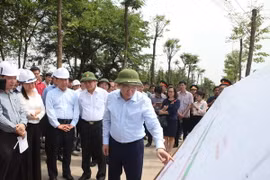 Phó Thủ tướng Vương Đình Huệ kiểm tra tiến độ Dự án đường đầu tư mở rộng đường Vành đai 3 Mai Dịch - Cầu Thăng Long. (Ảnh: Mạnh Khánh/TTXVN)