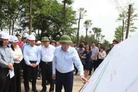 Phó Thủ tướng Vương Đình Huệ kiểm tra tiến độ Dự án đường đầu tư mở rộng đường Vành đai 3 Mai Dịch - Cầu Thăng Long. (Ảnh: Mạnh Khánh/TTXVN)