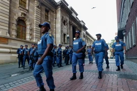 Cảnh sát Nam Phi tuần tra bên ngoài tòa án Thượng thẩm KwaZulu-Natal, nơi diễn ra phiên tòa xét xử cựu Tổng thống Nam Phi Jacob Zuma, tại Durban ngày 6/4. (Nguồn: AFP/TTXVN)