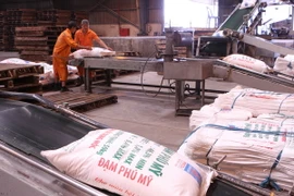 Dây chuyền đóng bao sản phẩm phân ure. (Ảnh: Hà Thái/TTXVN)