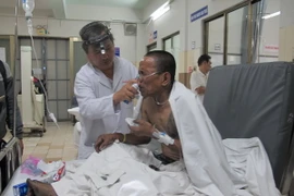 Một nạn nhân đang được cấp cứu tại Bệnh viện Nguyễn Tri Phương. (Ảnh: Đinh Hằng/TTXVN)
