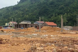 Công trình xây dựng khu tái định cư vẫn đang ngổn ngang. (Ảnh: Trung Nguyên/TTXVN)