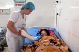 Nạn nhân Lý Thị Thu điều trị tại Bệnh viện Đa khoa Trung ương Thái Nguyên. (Ảnh: Quân Trang/TTXVN)