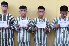 Các đối tượng trong băng nhóm bị công an bắt giữ để điều tra. (Ảnh: Nguyễn Văn Việt/TTXVN)