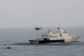 Binh sy Trung Quốc và Malaysia diễn tập tình huống giải cứu tàu bị bọn cướp biển tấn công trong cuộc tập trận tại Eo biển Malacca. Ảnh minh họa. (Nguồn: THX/TTXVN)