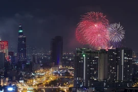 Rực rỡ pháo hoa chào mừng kỷ niệm 43 năm Ngày Giải phóng miền Nam