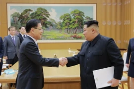 Cố vấn An ninh quốc gia Hàn Quốc Chung Eui-yong (trái) trong cuộc gặp với Nhà lãnh đạo Triều Tiên Kim Jong-un, tại Bình Nhưỡng ngày 5/3. (Nguồn: YONHAP/ TTXVN)