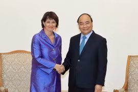 Thủ tướng Nguyễn Xuân Phúc tiếp Bộ trưởng phụ trách Môi trường, năng lượng, giao thông và Truyền thông Liên bang Thuỵ Sỹ Doris Leuthard. (Ảnh: Thống Nhất/TTXVN)