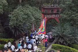 Đông đảo du khách thập phương về dự Giỗ tổ Hùng Vương, Lễ hội đền Hùng 2017. (Ảnh: Quốc Khánh/TTXVN)