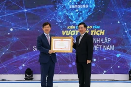 Phó Thủ tướng, Bộ trưởng Ngoại giao Phạm Bình Minh đến dự và trao tặng Bằng khen của Thủ tướng Chính phủ cho đại diện Samsung Việt Nam. (Ảnh: Danh Lam/TTXVN)
