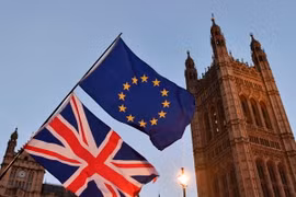 Cờ Anh (phía dưới) và cờ EU (phía trên) bên ngoài tòa nhà Quốc hội Anh ở London ngày 11/12/2017. (Nguồn: AFP/TTXVN)