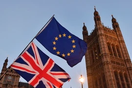 Cờ Anh (phía dưới) và cờ EU (phía trên) bên ngoài tòa nhà Quốc hội Anh ở London ngày 11/12/2017. (Nguồn: AFP/TTXVN)