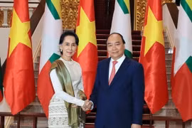 Thủ tướng Nguyễn Xuân Phúc và Cố vấn Nhà nước, Bộ trưởng Ngoại giao và Bộ trưởng Văn phòng Tổng thống Myanmar Aung San Suu Kyi. (Ảnh: Thống Nhất/TTXVN)