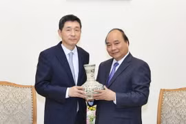 Thủ tướng Nguyễn Xuân Phúc tặng quà lưu niệm Đại sứ Hàn Quốc Lee Hyuk. (Ảnh: Thống Nhất/TTXVN)