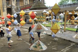 Không gian trình diễn nghề truyền thống Huế được tổ chức tại Đại Nội Huế. (Ảnh: Hoàng Hùng/TTXVN)