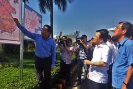 Phó Thủ tướng Trịnh Đình Dũng nghe giới thiệu về Dự án Sân bay Long Thành. (Ảnh: Công Phong/TTXVN)