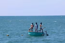Ngư dân tháo dỡ bẫy tôm hùm trên vùng biển Phan Thiết. (Ảnh: Nguyễn Thanh/TTXVN)