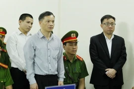 Các bị cáo: Nguyễn Văn Đài (giữa), Nguyễn Bắc Truyển (phải) và Nguyễn Trung Tôn tại phiên tòa. (Ảnh: TTXVN)