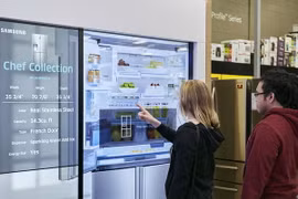 Khách hàng lựa chọn sản phẩm tại một cửa hàng của Samsung, ngày 30/10. (Nguồn: Yonhap/TTXVN)