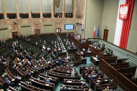 Ngoại trưởng Ba Lan Jacek Czaputowicz (phải) phát biểu tại phiên họp Hạ viện ở Warsaw ngày 21/3. (Nguồn: AFP/TTXVN)