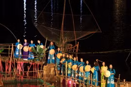 Chương trình nghệ thuật "Âm vọng sông Hương" với hiệu ứng âm thanh, ánh sáng hấp dẫn du khách. (Ảnh: Hoàng Hùng/TTXVN)