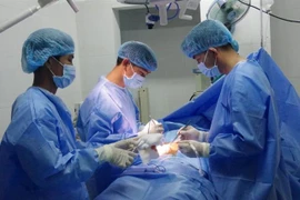 Các bác sỹ tại Trung tâm y tế thị trấn Trường Sa thực hiện một ca phẫu thuật cho ngư dân. Ảnh minh họa. (Ảnh: TTXVN phát)