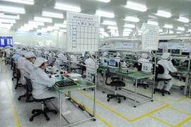 Sản xuất linh kiện điện tử tại Công ty TNHH Doosung Tech Viet Nam (100% vốn đầu tư của Hàn Quốc), ở Khu công nghiệp Lương Sơn (Hòa Bình). (Ảnh: Danh Lam/TTXVN)