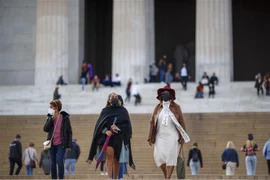 Người dân đeo khẩu trang phòng lây nhiễm COVID-19 tại Washington, D.C., Mỹ. (Ảnh: THX/TTXVN)