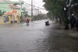 Các tuyến đường trên địa bàn thành phố Tuy Hòa bị ngập úng cục bộ. (Ảnh: Xuân Triệu/TTXVN)