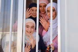 Niềm vui tới lớp của các học sinh tị nạn Syria ở trại Hirjila. (Ảnh: Trần Hiếu/Vietnam+)