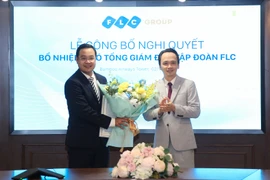 Chủ tịch Tập đoàn FLC Trịnh Văn Quyết tặng hoa chúc mừng Tân Phó Tổng giám đốc. (Nguồn: FLC)