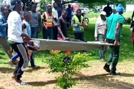 Chuyển thi thể nạn nhân sau vụ tấn công trường học ở thành phố Kumba, Cameroon ngày 25/10. (Ảnh: Reuters/TTXVN)