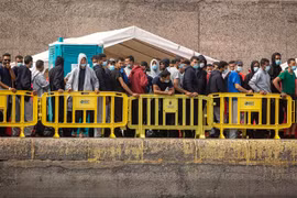 Người di cư tới quần đảo Canary, Tây Ban Nha. (Ảnh: AFP/TTXVN)