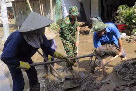 Lực lượng quân đội và đoàn thanh niên dọn dẹp vệ sinh tại thị trấn La Hai, huyện Đồng Xuân. (Ảnh: Xuân Triệu/TTXVN)